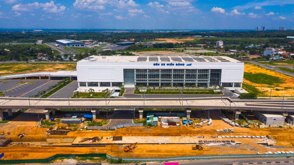 cầu vượt trước bến xe miền Đông mới 