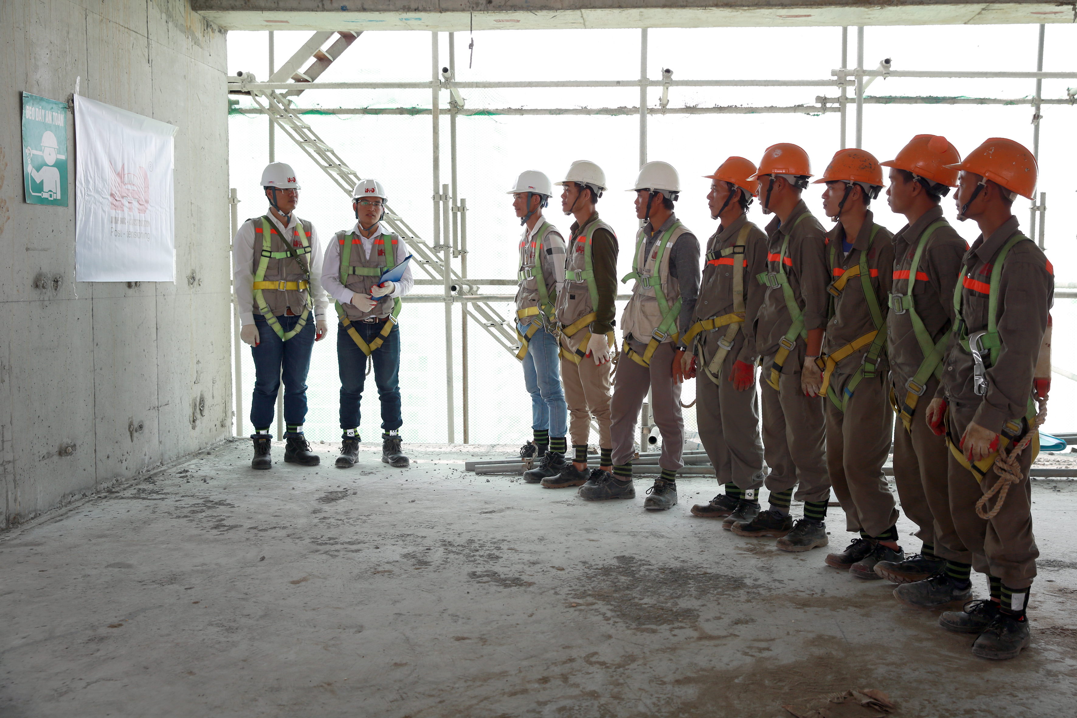 Họp an toàn lao động trước khi thi công