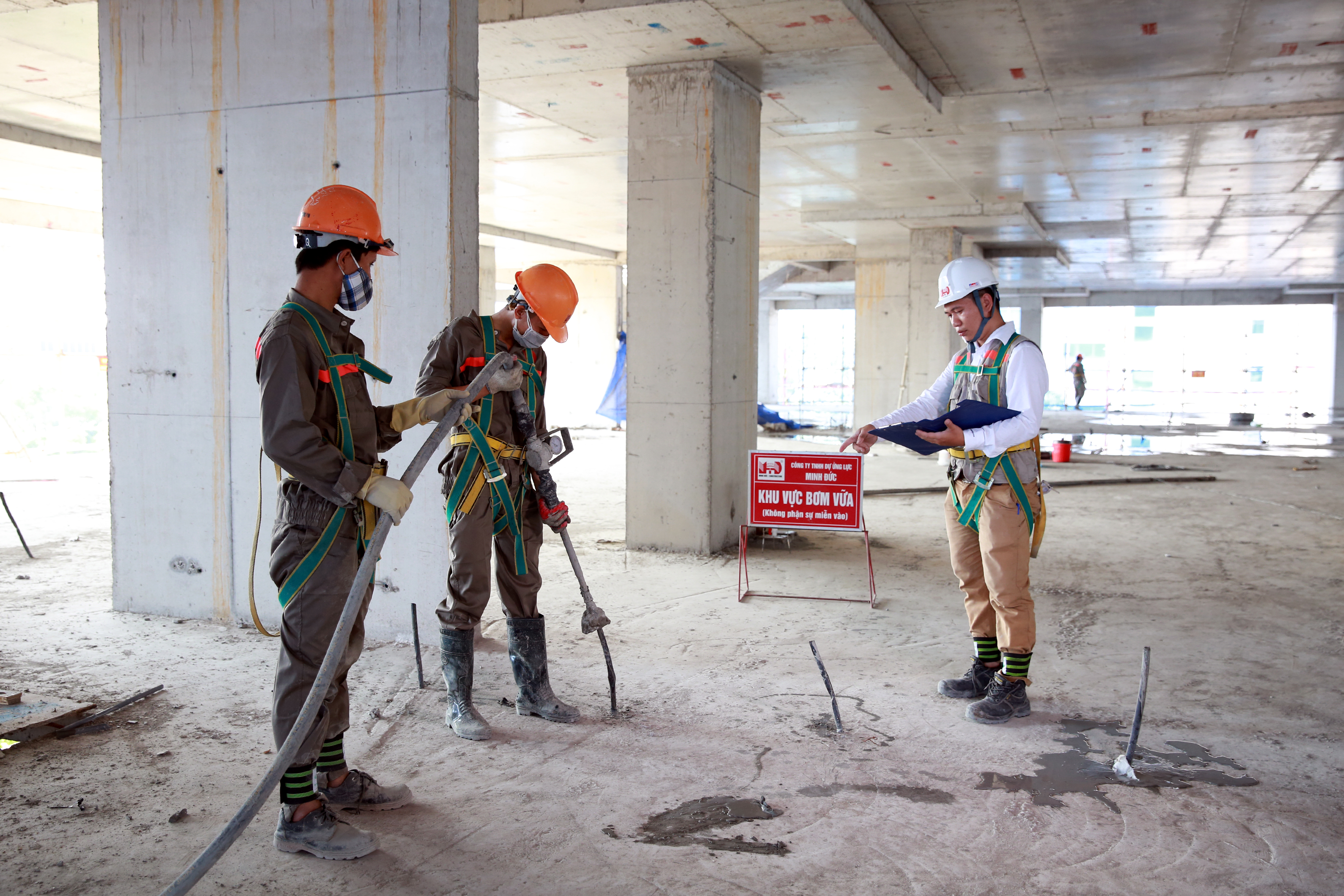 Tiến hành bơm vữa xi măng