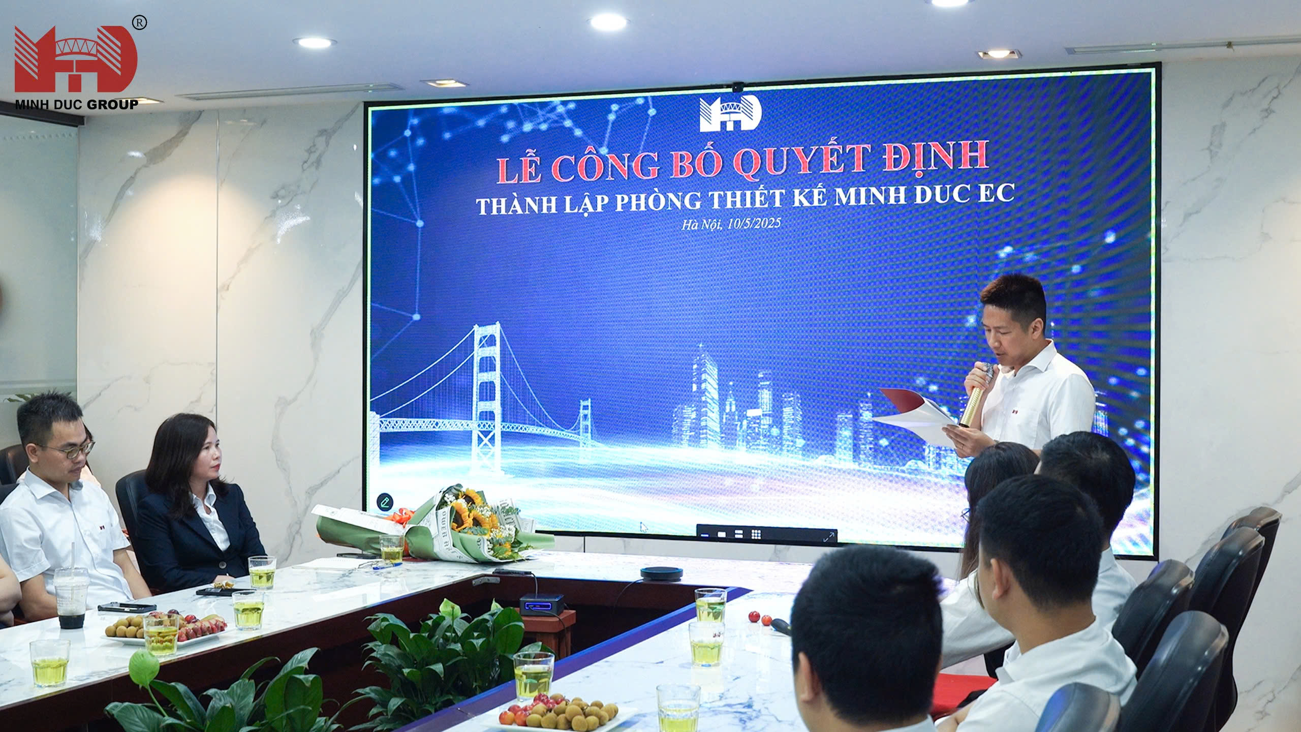 Giám đốc Trần Quang Trung đọc quyết định