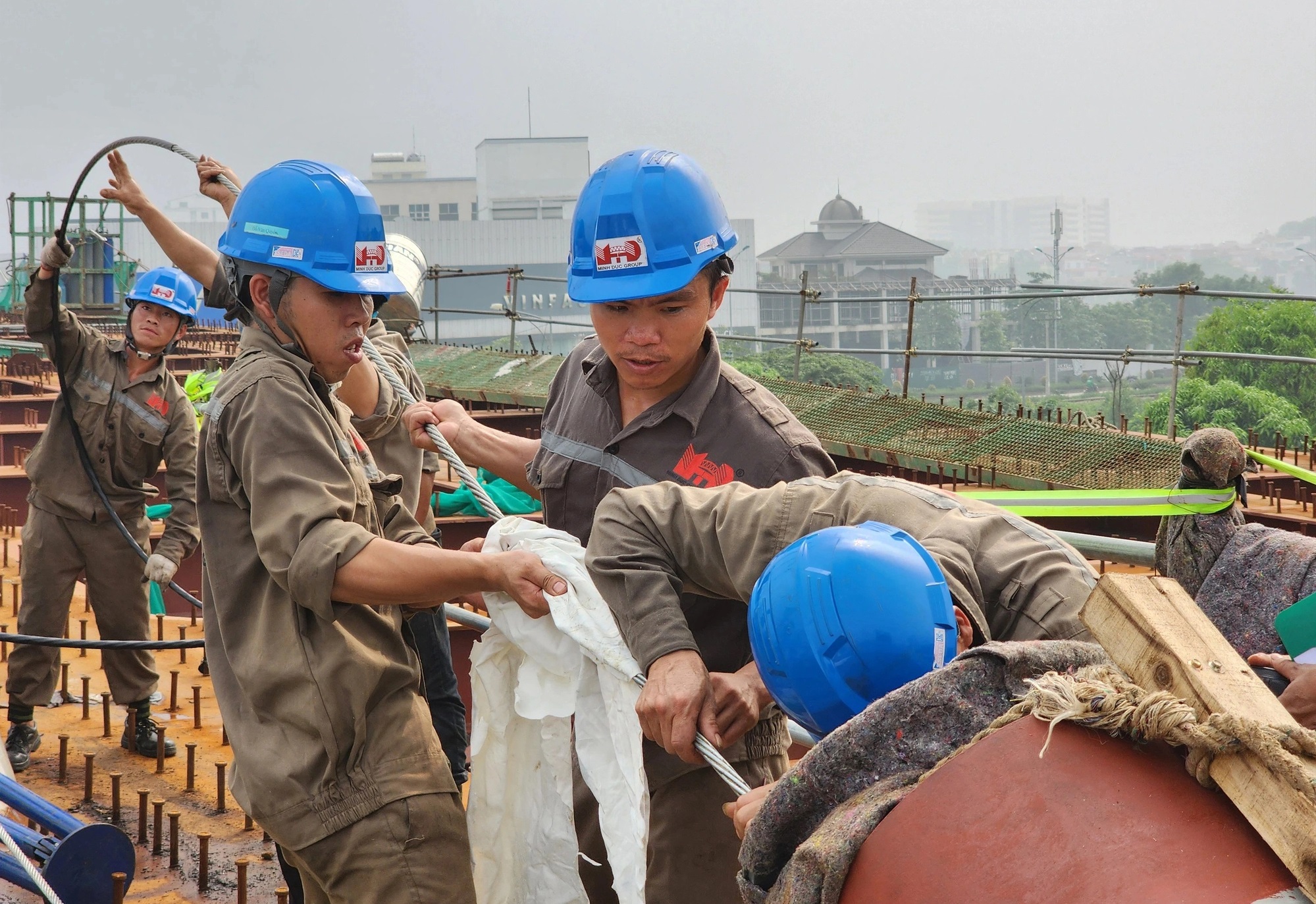 Thi công 2 ca cầu Nguyễn Tất Thành