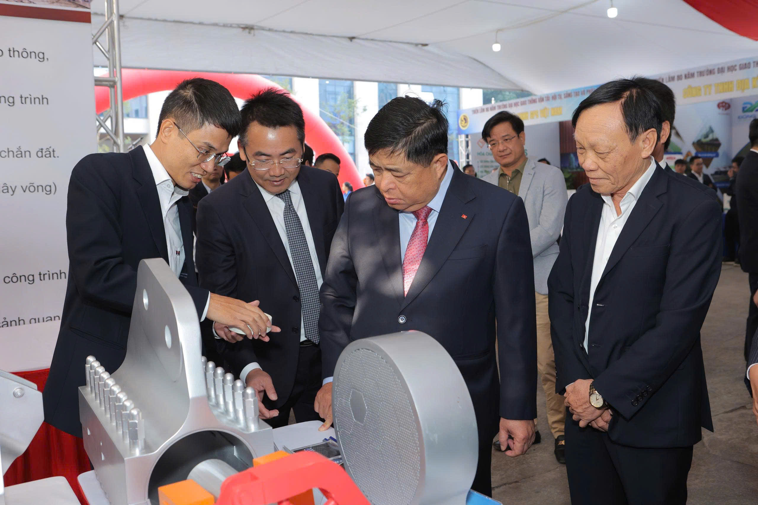 pho-thu-tuong-ghe-tham-gian-hang