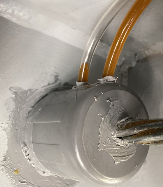 Bơm mỡ sáp bảo vệ neo