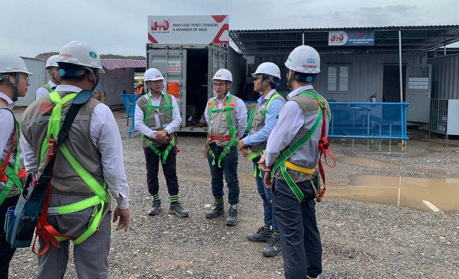 Ông Trần Đại Nghĩa (thứ 4, từ trái sang) - Tổng Giám đốc Tập đoàn Xây dựng Minh Đức cùng các kỹ sư đang trao đổi tại công trường.