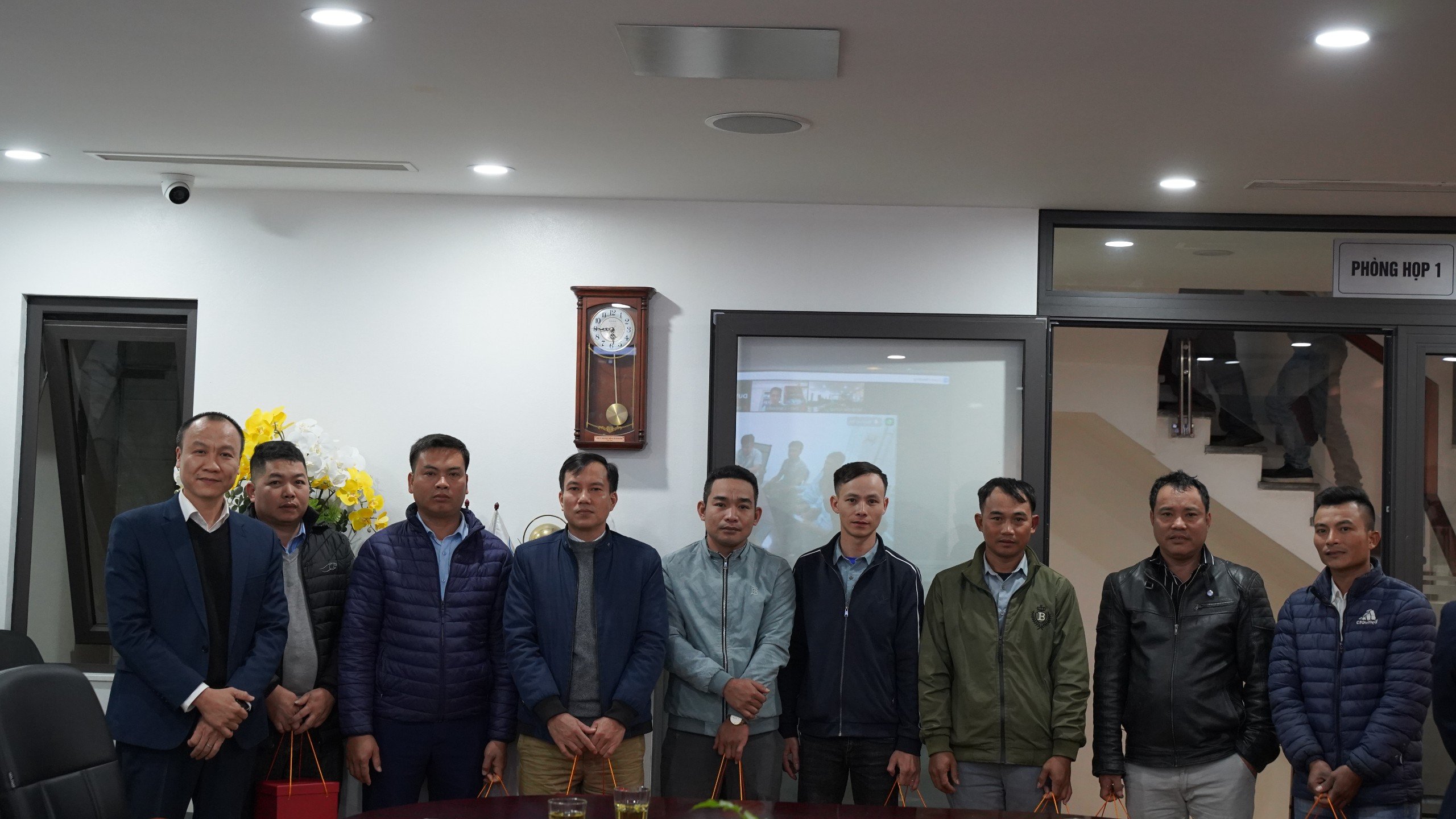 trao quà nhà thầu thi công dự ứng lực