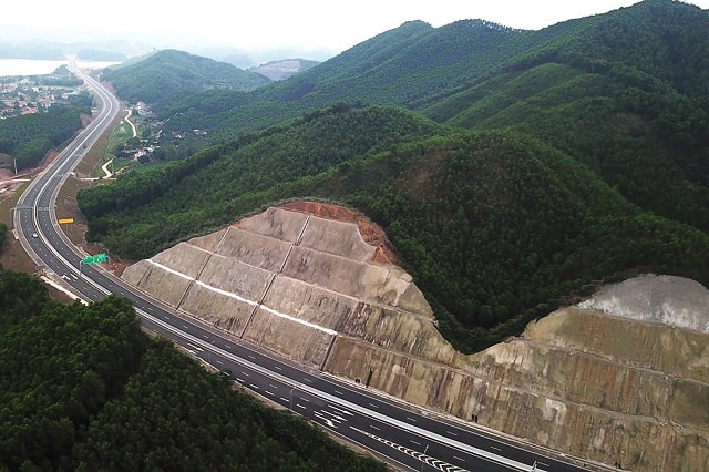 Mái dốc cần được gia cố