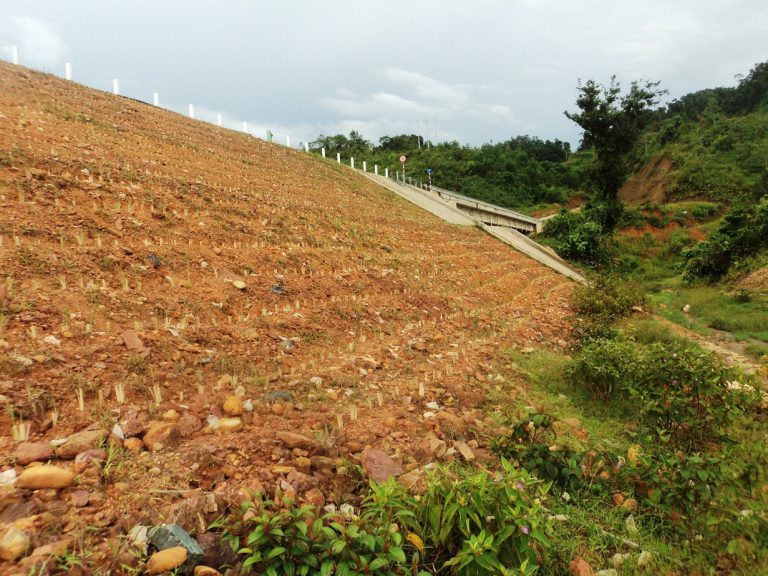 Mái dốc cần được gia cố