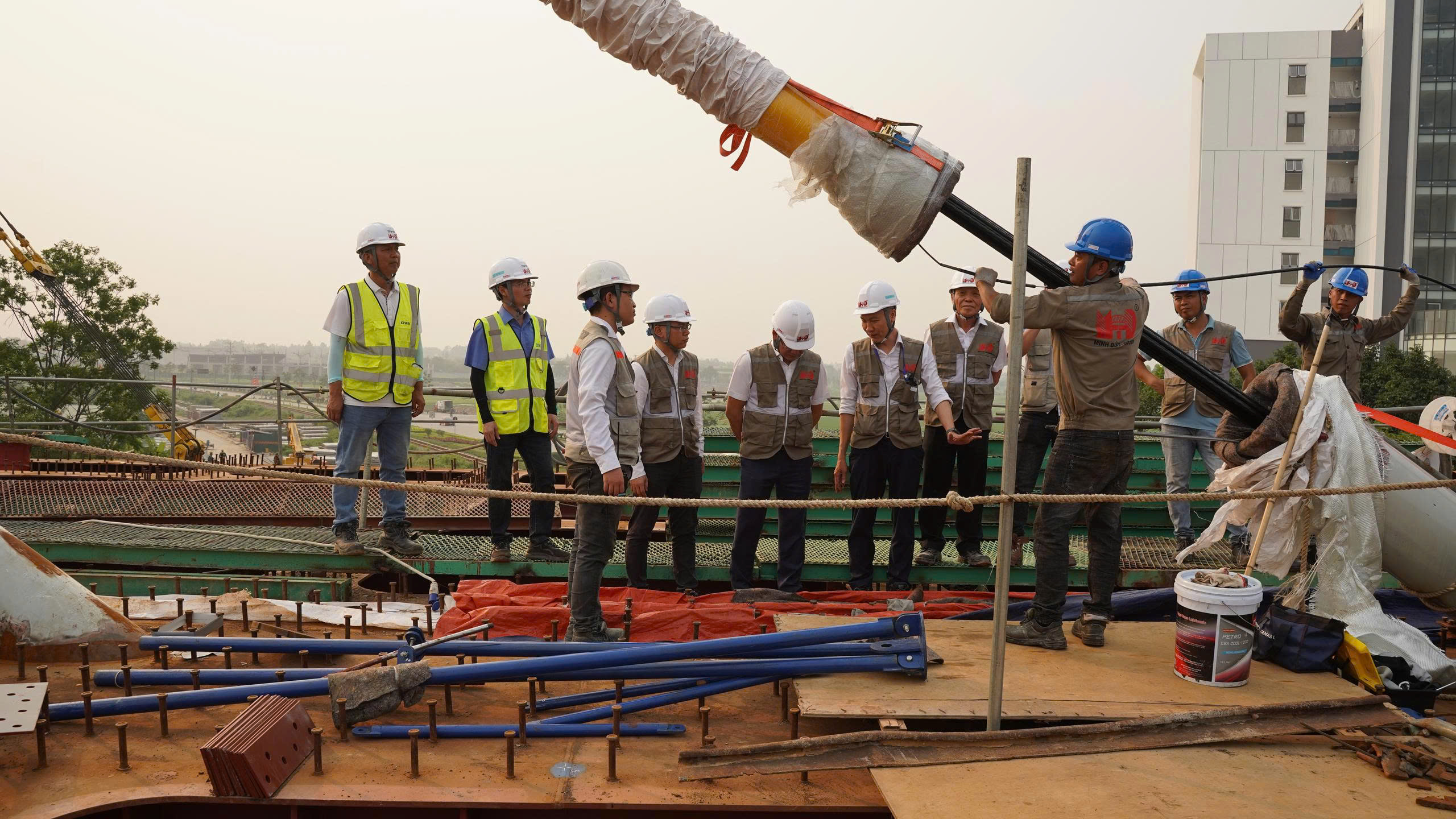 Cung-cap-thi-cong-cau-day-vang