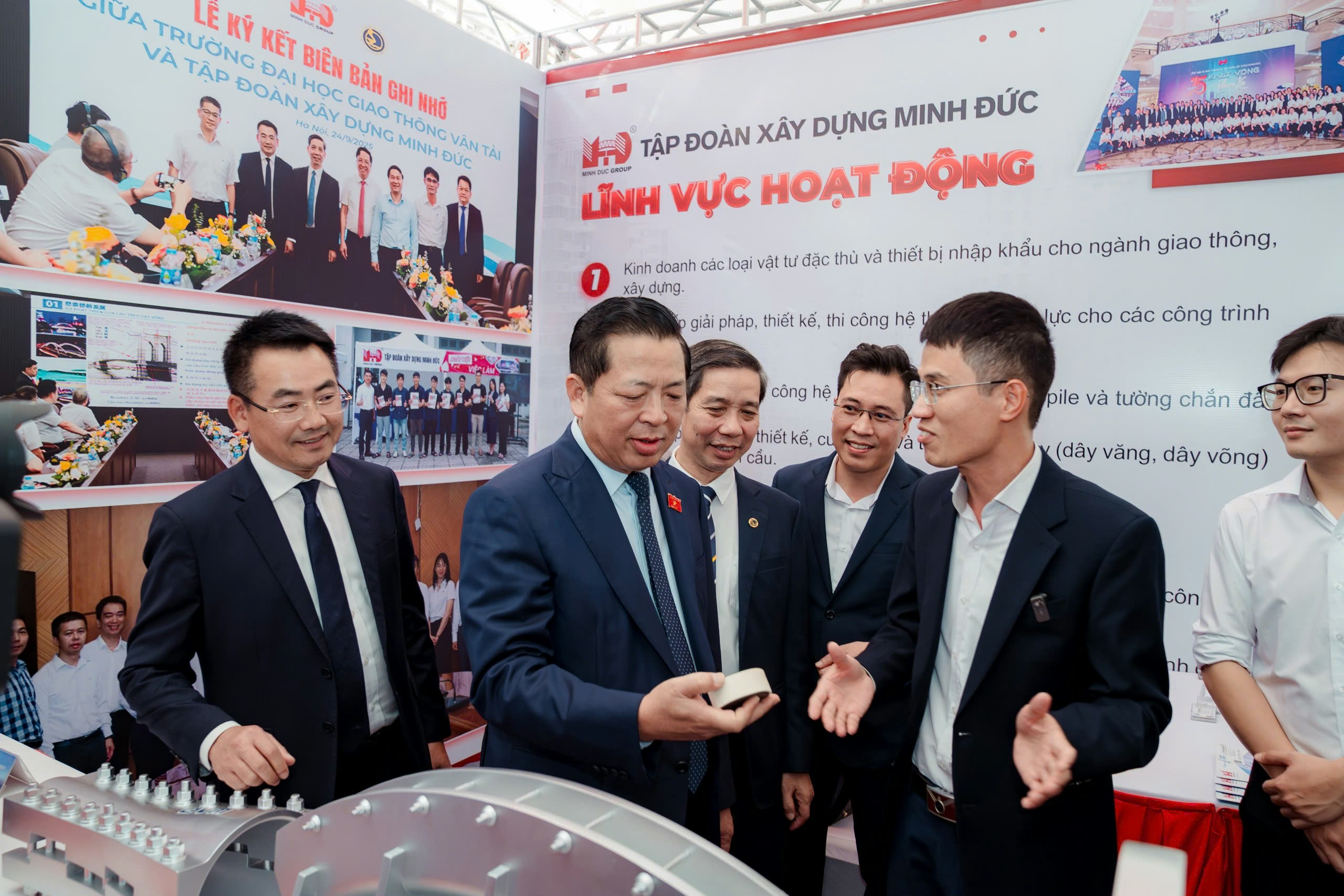 anh-bo-truong-bo-xay-dung-tham-gian-hang-minh-duc