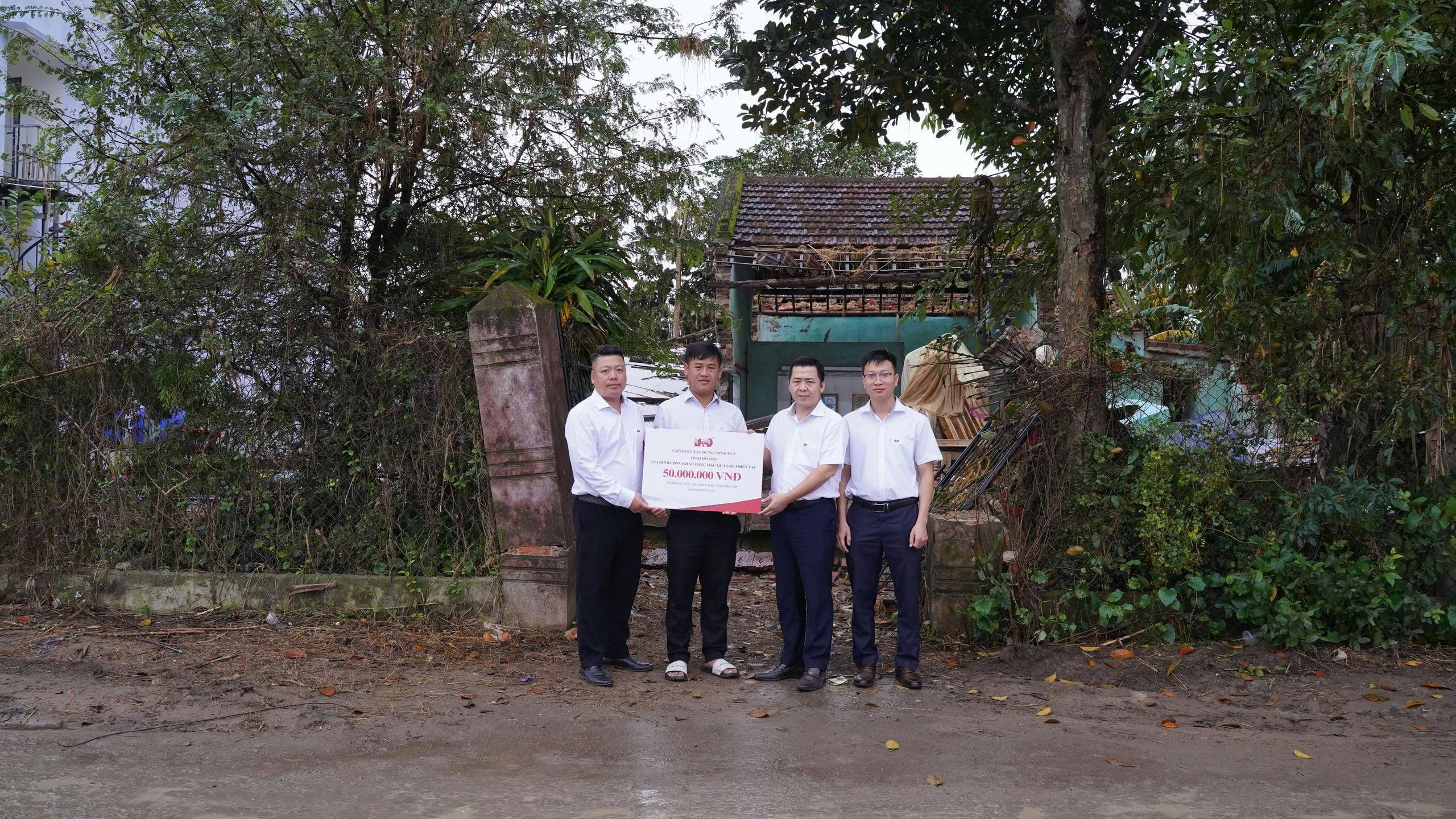 trao-tang-cbnv-tai-vung-bao