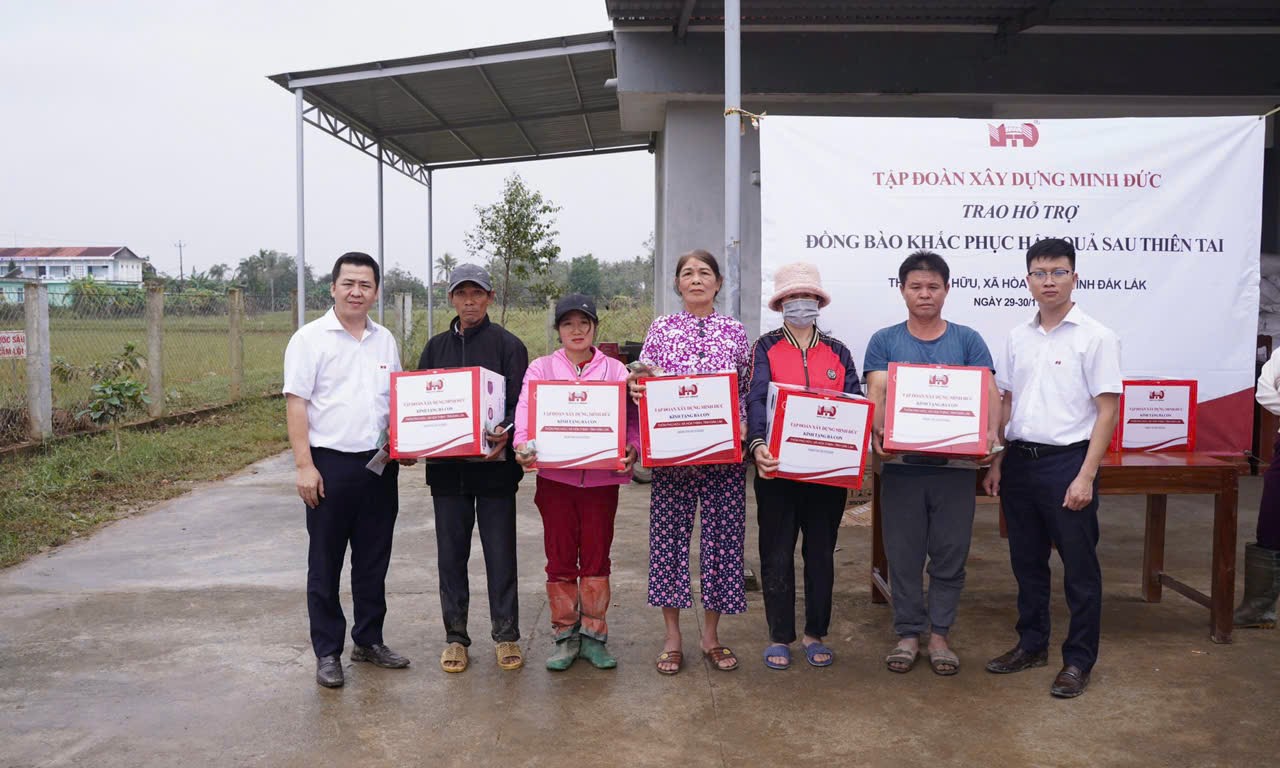 hinh-anh-trao-qua-cho-ba-con-vung-lu