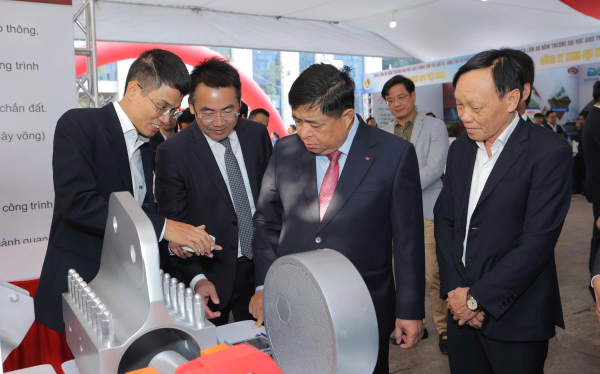 pho-thu-tuong-tham-quan-gian-hang